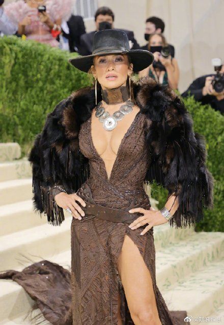 Met Gala红毯：戳爷黑色紧身露腰长裙 朴彩英黑白蝴蝶结礼服