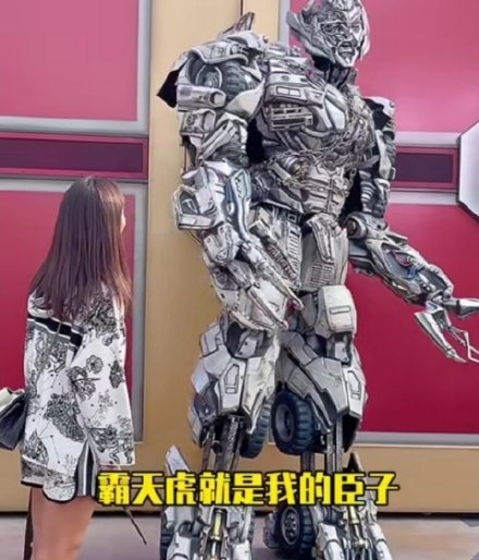 原来威震天才是社交天花板 两女孩因插队起争执威震天劝架无果退场