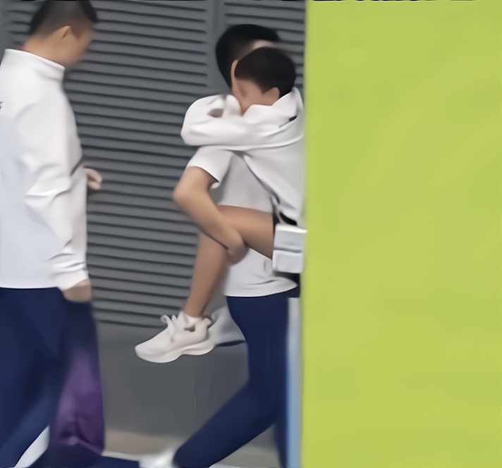 全红婵招牌合影动作 全红婵是人形挂件吧